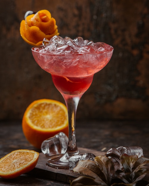 ледяной красный коктейль с оранжевым цветком