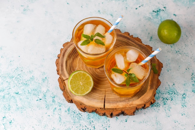 Iced tea with lime and ice