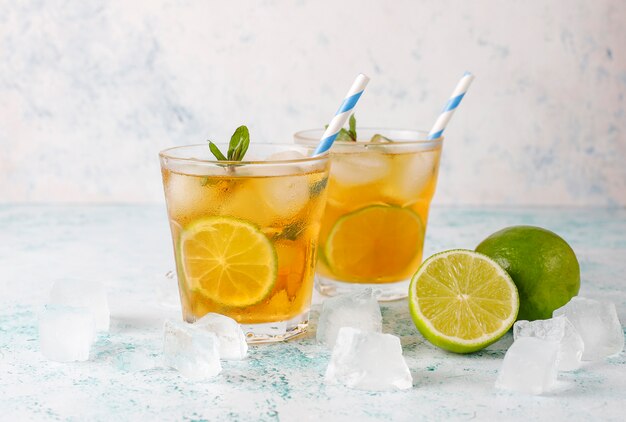 Iced tea with lime and ice