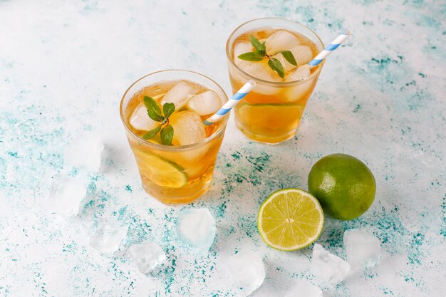 Iced tea with lime and ice