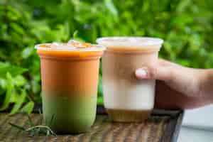 Бесплатное фото Замороженный тайский чай, смешанный с зеленым чаем на деревянной поверхности