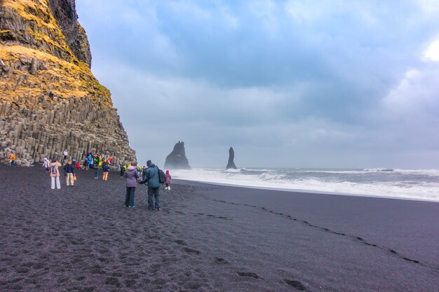 ICELAND - 15 MAR - Турист наслаждается на пляже Рейнсфьяра, Южная Исландия в выходные дни, 15 марта 2017 года.