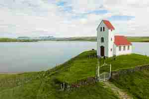 Foto gratuita paesaggio islandese di una bella chiesa