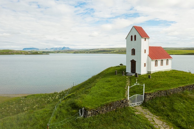 Исландский пейзаж красивой церкви
