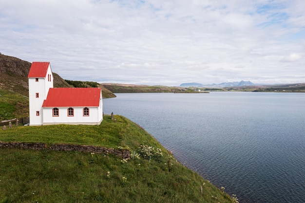 아름다운 교회의 아이슬란드 풍경