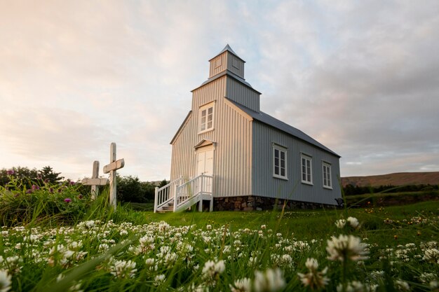 美しい教会のアイスランドの風景