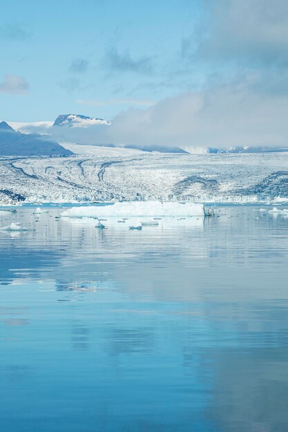 美しい水景のアイスランドの風景