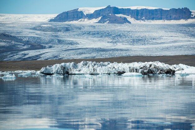 美しい水景のアイスランドの風景