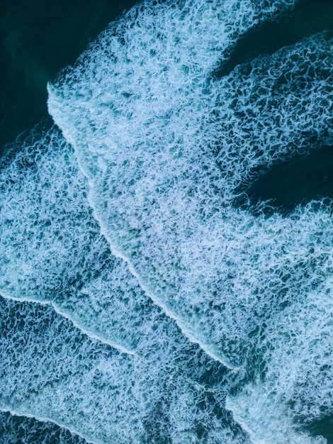 Foto gratuita paesaggio islandese spiaggia di sabbia nera