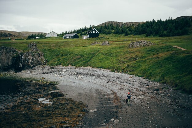 アイスランドのビーチの風景、男はセーターを歩く