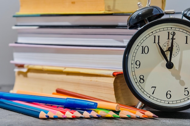 책 알람 시계 및 액세서리가 있는 학교 개념 배경에 대한 학교 준비가 선택적 초점을 닫습니다.
