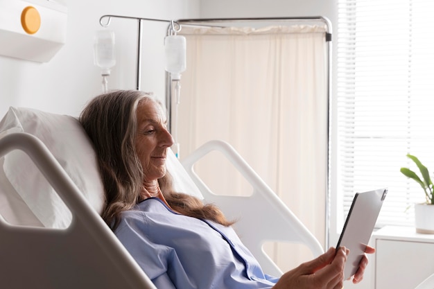 Free photo ill female patient in bed at the hospital