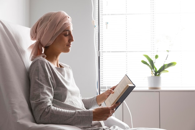 Free photo ill female patient in hospital