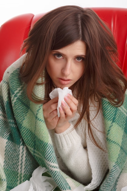 Foto gratuita ragazza malata con una coperta nei toni del verde