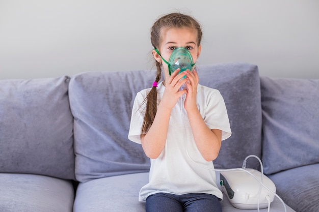 Foto gratuita ragazza malata con maschera