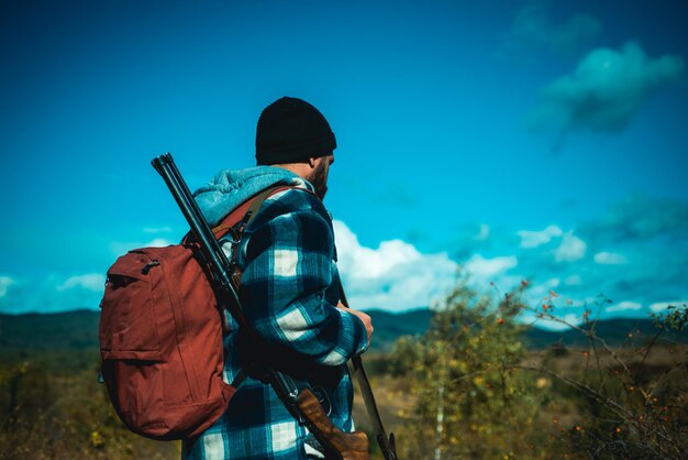 Незаконная охота на браконьера в лесу охотник с ружьем на охоте американские охотничьи ружья ружье