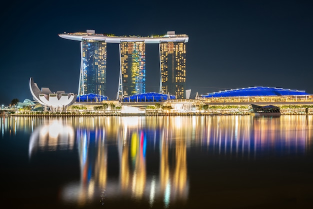 Free photo illuminated marina bay reflected in the water