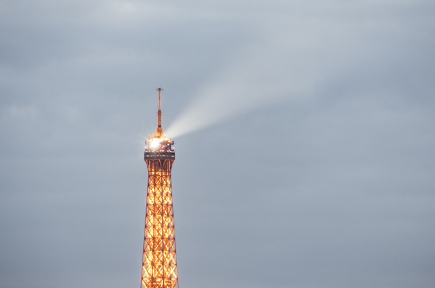 Foto gratuita torre di controllo metallica illuminata