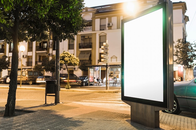 Foto gratuita tabellone per le affissioni in bianco bianco illuminato sul bordo della strada