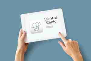 Foto gratuita illustrazione dell'applicazione di cure odontoiatriche su tablet digitale