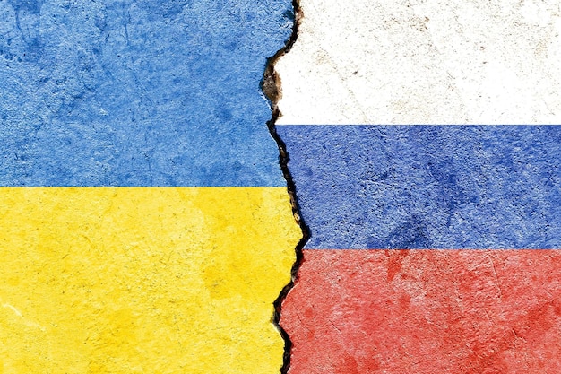 균열 - 충돌 또는 비교로 분리된 우크라이나와 러시아 국기의 그림