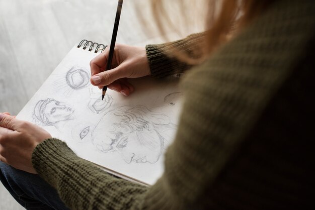 15,000+ People Drawing Pictures