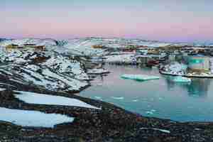 Free photo ilulissat, denmark - may 08, 2014: morning light at ilulissat harbor, greenland