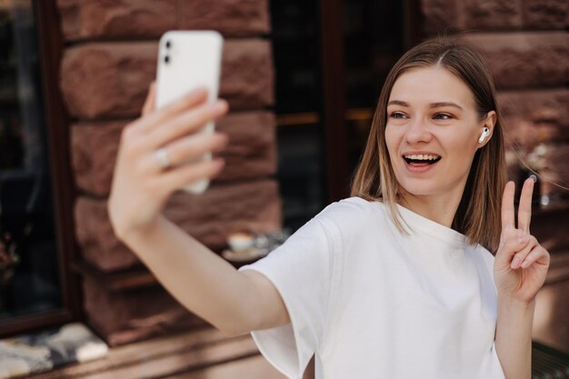 面白い女性の画像がスマートフォンで写真を撮る