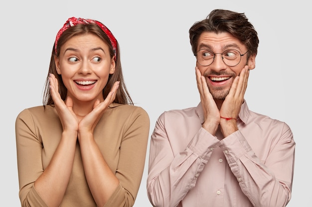 Foto gratuita l'immagine di due felici donna e uomo si guardano con gioia