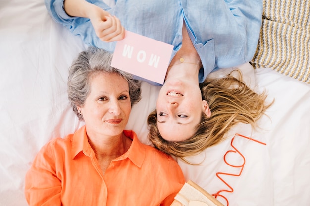 Immagine di madre e figlia sul letto