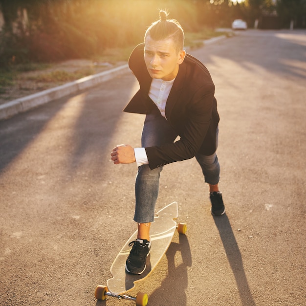 Бесплатное фото Образ человека с longboard идет по дороге