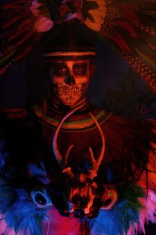 전통적인 아즈텍 댄스 의상을 입은 남자의 이미지