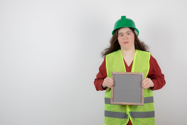 ショッピングバッグを保持しているダウン症の少女の肖像画 無料の写真 ショッピングバッグを保持しているダウン症の少女の肖像画 無料の写真