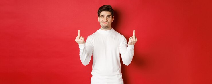 無料Photo 中指を見せて動揺している様子を見て、腹を立てて苦しんでいる男性の画像