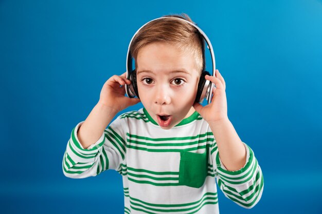 ヘッドフォンで音楽を聞いて驚いた少年のイメージ