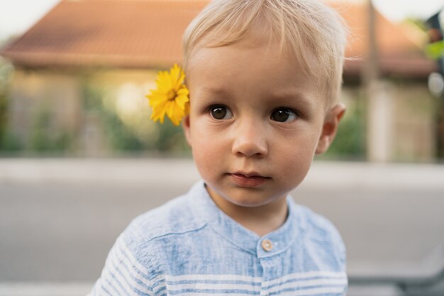 달콤한 소년의 이미지, 아이의 근접 촬영 초상화, 파란 눈을 가진 귀여운 유아