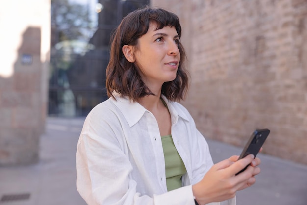 Immagine di una giovane donna in possesso di smartphone