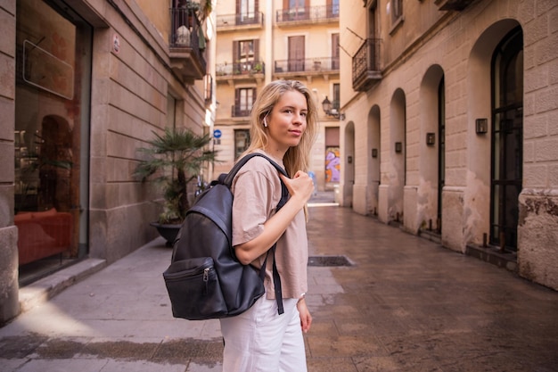 Изображение молодой женщины с рюкзаком в городе