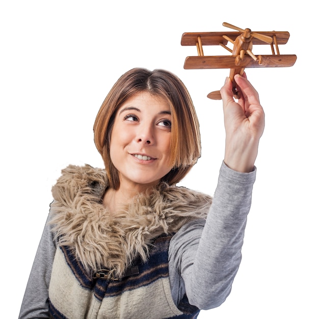 Foto gratuita donna con i capelli corti fantasioso giocando con un aeroplano