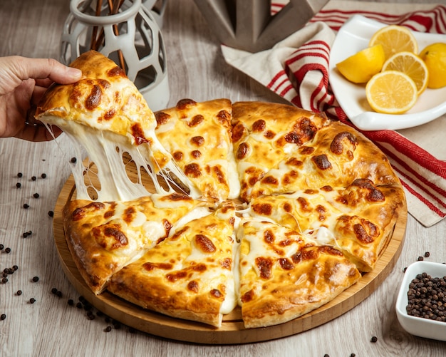 Free photo imeretian khachapuri  cheese  lemon  side view