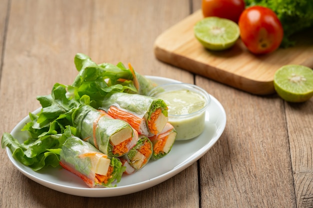 Бесплатное фото Имитация крабовой палочки, салат из свежих овощей, рулетики