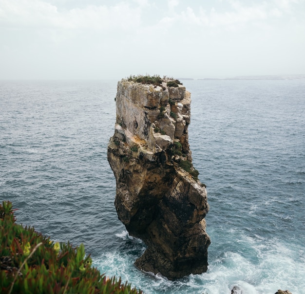 포르투갈 페니체(Peniche)의 물결 모양의 바다 전망이 있는 거대한 암석