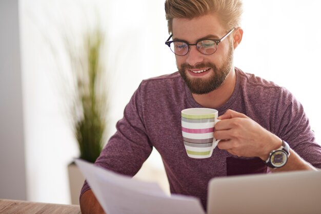 重要な書類と一杯のコーヒー