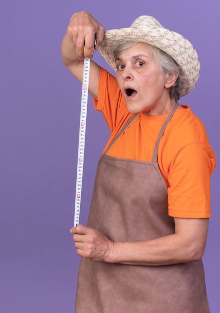 無料写真 巻尺を保持しているガーデニング帽子をかぶっている感動した年配の女性の庭師