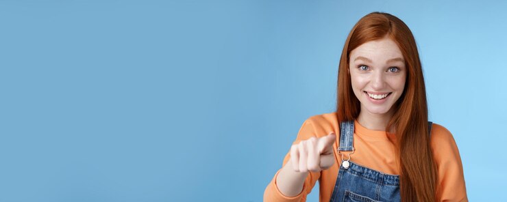 無料Photo 印象的 驚いた 若い可愛い女の子 カメラを指さして 驚いた 広い目 驚いた 見た目 疑問に思った
