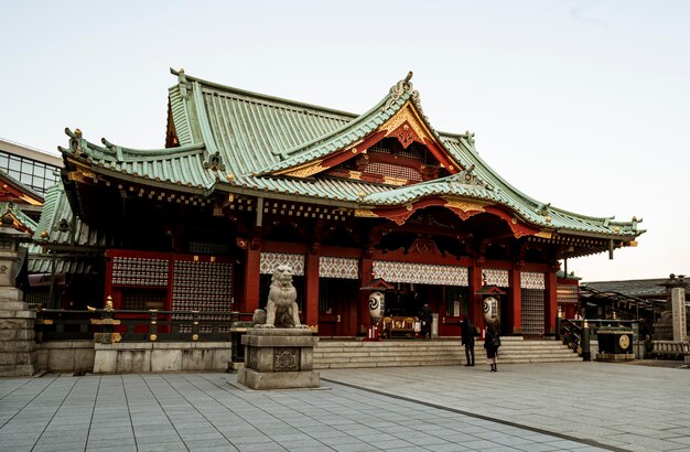 印象的な日本の伝統的な木造寺院