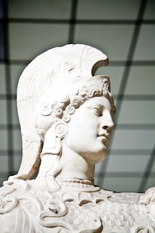 그리스 신화에서 아테나는 지혜, 용기, 영감, 힘, 전략, 여성 예술, 공예, 정의, 기술의 여신입니다. 프리미엄 사진