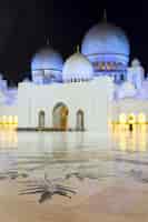 Бесплатное фото В знаменитой мечети шейха зайда в абу-даби ночью, оаэ.