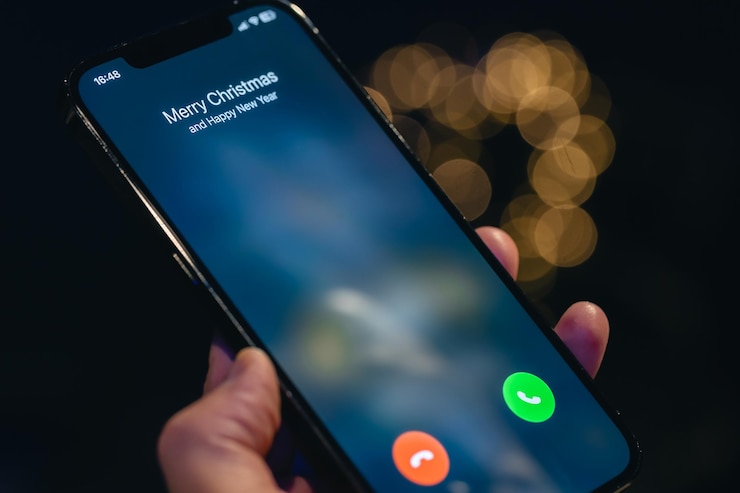 Free Photo incoming call screen from merry christmas close up
