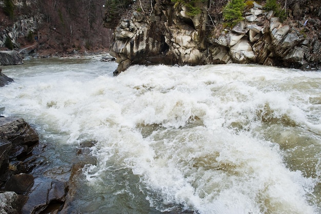 Carpathian 산 Jaremcze 리조트 우크라이나 유럽의 놀랍고 폭풍우 치는 Prut 강
